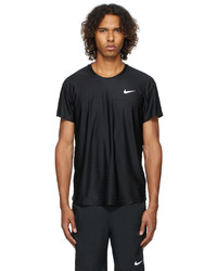 schwarzes T-Shirt mit einem Rundhalsausschnitt mit Karomuster von Nike