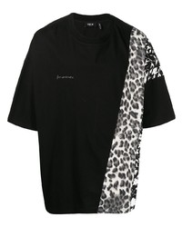 schwarzes T-Shirt mit einem Rundhalsausschnitt mit Leopardenmuster von FIVE CM