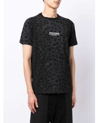 schwarzes T-Shirt mit einem Rundhalsausschnitt mit Leopardenmuster von Maharishi