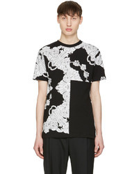 schwarzes T-Shirt mit einem Rundhalsausschnitt mit Paisley-Muster