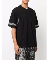 schwarzes T-Shirt mit einem Rundhalsausschnitt mit Paisley-Muster von Sacai