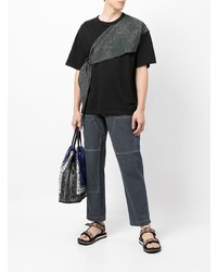 schwarzes T-Shirt mit einem Rundhalsausschnitt mit Paisley-Muster von Yoshiokubo