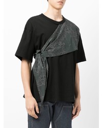 schwarzes T-Shirt mit einem Rundhalsausschnitt mit Paisley-Muster von Yoshiokubo