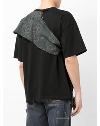 schwarzes T-Shirt mit einem Rundhalsausschnitt mit Paisley-Muster von Yoshiokubo