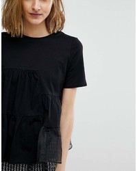 schwarzes T-Shirt mit einem Rundhalsausschnitt mit Rüschen