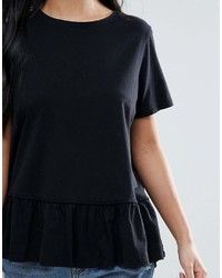 schwarzes T-Shirt mit einem Rundhalsausschnitt mit Rüschen von Asos