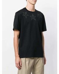 schwarzes T-Shirt mit einem Rundhalsausschnitt mit Sternenmuster von Attachment