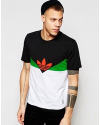 schwarzes T-Shirt mit einem Rundhalsausschnitt von adidas