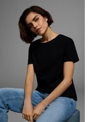 schwarzes T-Shirt mit einem Rundhalsausschnitt von AJC
