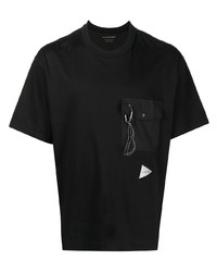 schwarzes T-Shirt mit einem Rundhalsausschnitt von And Wander