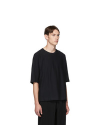 schwarzes T-Shirt mit einem Rundhalsausschnitt von Homme Plissé Issey Miyake