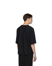 schwarzes T-Shirt mit einem Rundhalsausschnitt von Homme Plissé Issey Miyake