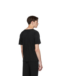 schwarzes T-Shirt mit einem Rundhalsausschnitt von Homme Plissé Issey Miyake