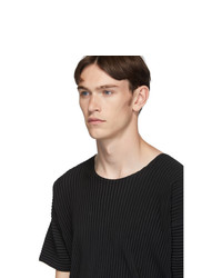 schwarzes T-Shirt mit einem Rundhalsausschnitt von Homme Plissé Issey Miyake