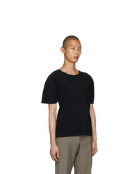 schwarzes T-Shirt mit einem Rundhalsausschnitt von Homme Plissé Issey Miyake