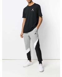 schwarzes T-Shirt mit einem Rundhalsausschnitt von Nike