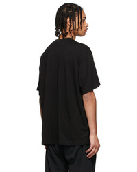 schwarzes T-Shirt mit einem Rundhalsausschnitt von JERIH