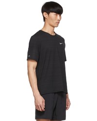 schwarzes T-Shirt mit einem Rundhalsausschnitt von Nike