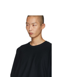 schwarzes T-Shirt mit einem Rundhalsausschnitt von Homme Plissé Issey Miyake