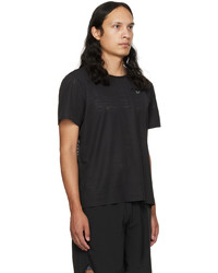 schwarzes T-Shirt mit einem Rundhalsausschnitt von Asics