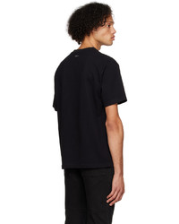 schwarzes T-Shirt mit einem Rundhalsausschnitt von C2h4