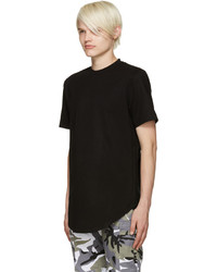 schwarzes T-Shirt mit einem Rundhalsausschnitt von Pyer Moss