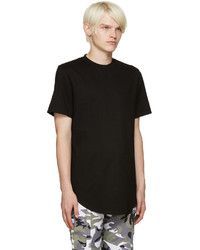 schwarzes T-Shirt mit einem Rundhalsausschnitt von Pyer Moss