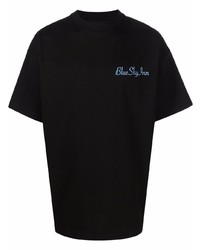schwarzes T-Shirt mit einem Rundhalsausschnitt von BLUE SKY INN