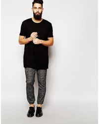 schwarzes T-Shirt mit einem Rundhalsausschnitt von Asos