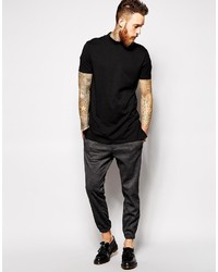 schwarzes T-Shirt mit einem Rundhalsausschnitt von Asos