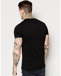 schwarzes T-Shirt mit einem Rundhalsausschnitt von Asos