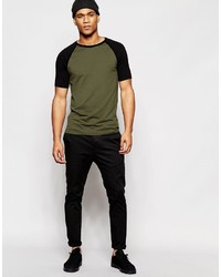 schwarzes T-Shirt mit einem Rundhalsausschnitt von Asos