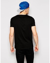 schwarzes T-Shirt mit einem Rundhalsausschnitt von Asos