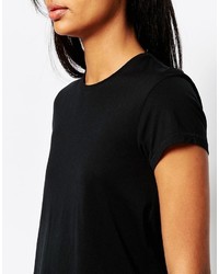 schwarzes T-Shirt mit einem Rundhalsausschnitt von Asos