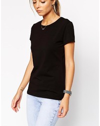 schwarzes T-Shirt mit einem Rundhalsausschnitt von Asos