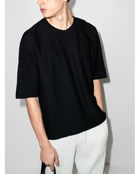 schwarzes T-Shirt mit einem Rundhalsausschnitt von Homme Plissé Issey Miyake