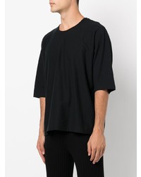 schwarzes T-Shirt mit einem Rundhalsausschnitt von Homme Plissé Issey Miyake