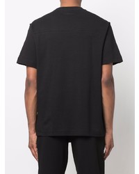 schwarzes T-Shirt mit einem Rundhalsausschnitt von Calvin Klein