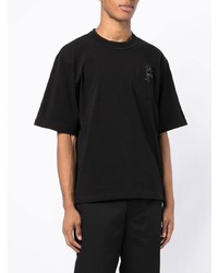 schwarzes T-Shirt mit einem Rundhalsausschnitt von Sacai