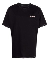 schwarzes T-Shirt mit einem Rundhalsausschnitt von Family First