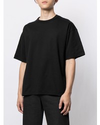 schwarzes T-Shirt mit einem Rundhalsausschnitt von Yoshiokubo