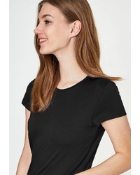 schwarzes T-Shirt mit einem Rundhalsausschnitt von Hallhuber