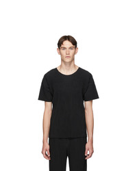 schwarzes T-Shirt mit einem Rundhalsausschnitt von Homme Plissé Issey Miyake