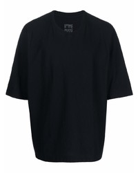 schwarzes T-Shirt mit einem Rundhalsausschnitt von Homme Plissé Issey Miyake