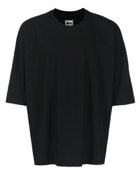 schwarzes T-Shirt mit einem Rundhalsausschnitt von Homme Plissé Issey Miyake