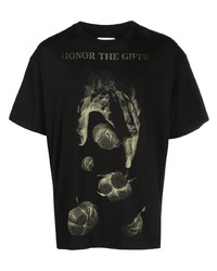 schwarzes T-Shirt mit einem Rundhalsausschnitt von HONOR THE GIFT