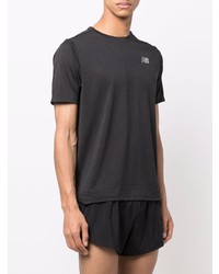 schwarzes T-Shirt mit einem Rundhalsausschnitt von New Balance