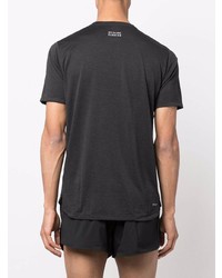 schwarzes T-Shirt mit einem Rundhalsausschnitt von New Balance