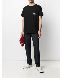 schwarzes T-Shirt mit einem Rundhalsausschnitt von Calvin Klein Jeans