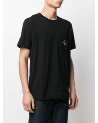 schwarzes T-Shirt mit einem Rundhalsausschnitt von Calvin Klein Jeans